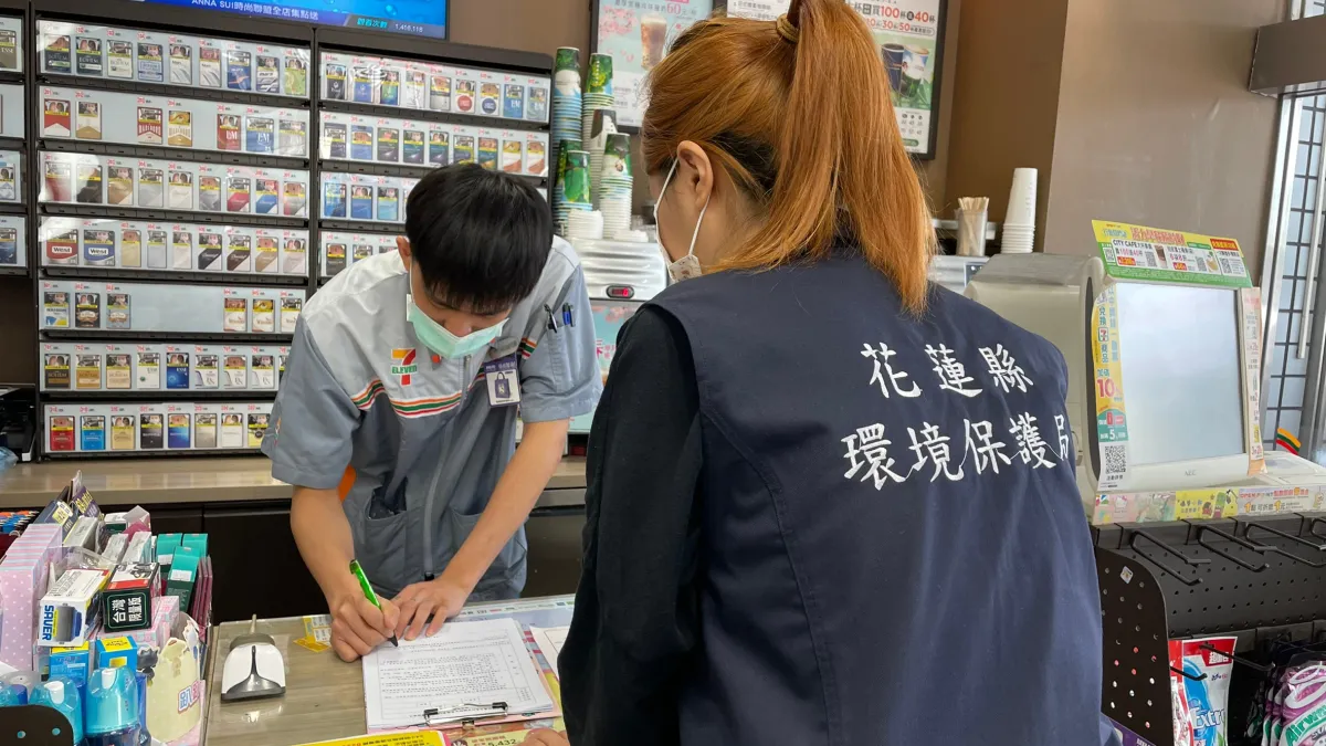 花蓮縣環境保護局推動環境友善店家,讓店家自主性投入周邊環境維護工作。(圖/花蓮縣政府環保局提供)