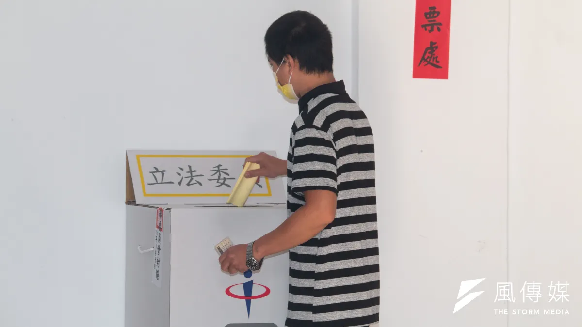 因應疫情,不少候選人選用口罩作為競選小物,但民眾若配戴競選口罩投票,恐將觸法。(資料照/蔡親傑攝)
