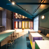 R HOTELは東京・押上の色彩豊かな空間や名古屋駅前の鉄道をテーマにした施設、大阪のウェルネス拠点など、地域とつながる独自の宿泊体験を全国で展開している。(写真/R HOTEL提供) R HOTELは東京・押上の色彩豊かな空間や名古屋駅前の鉄道をテーマにした施設、大阪のウェルネス拠点など、地域とつながる独自の宿泊体験を全国で展開している。(写真/R HOTEL提供)