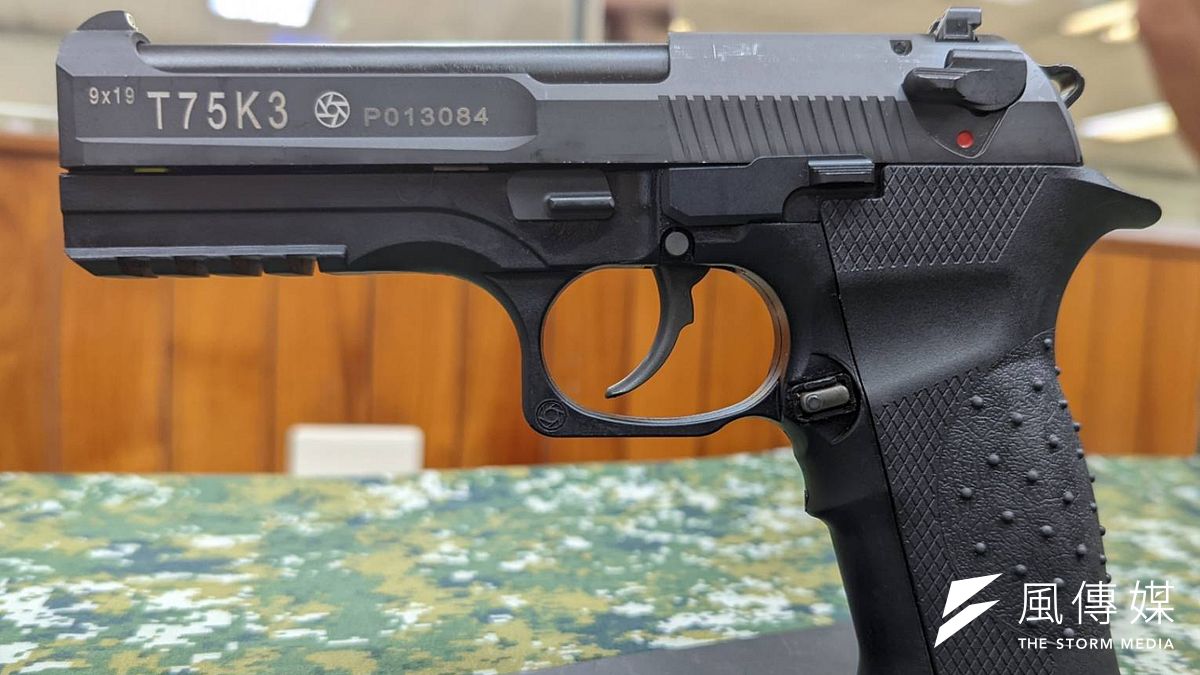 軍備局205廠持續改良輕兵器,圖為最新的T75K3制式手槍。(蘇仲泓攝) 軍備局205廠持續改良輕兵器,圖為最新的T75K3制式手槍。(蘇仲泓攝)