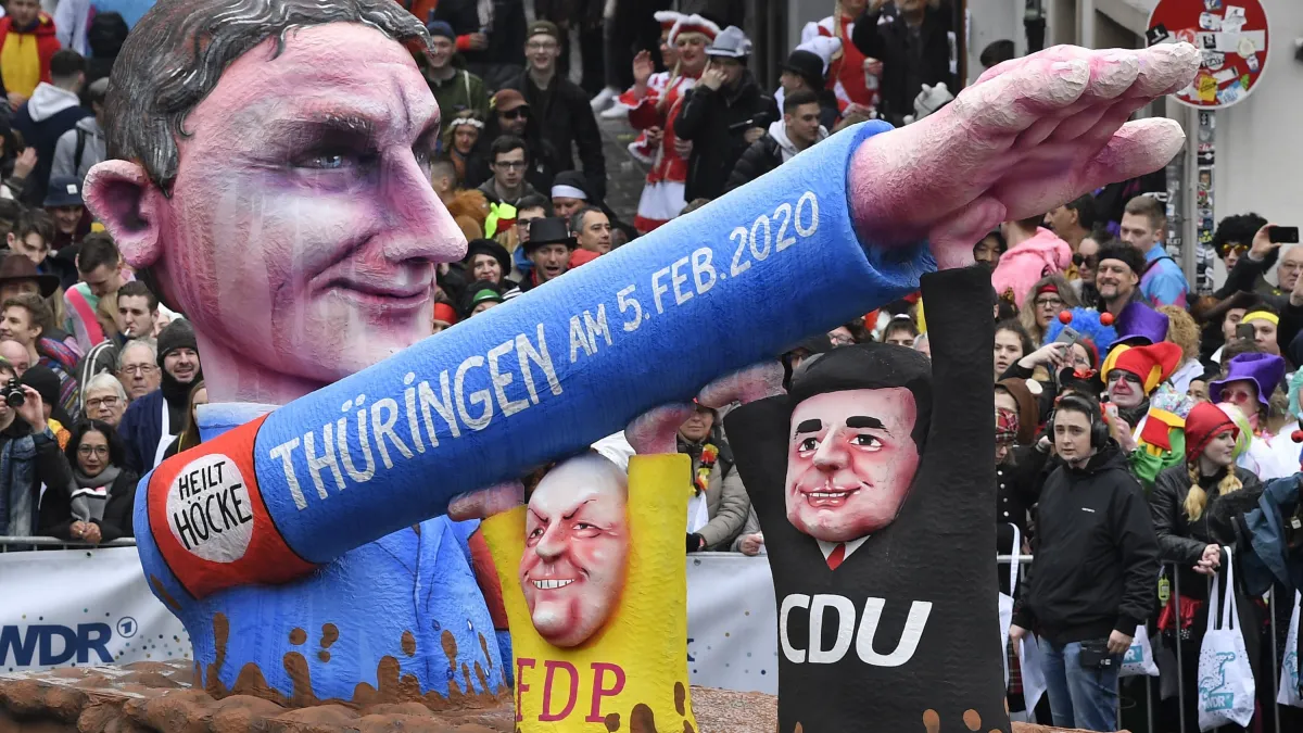 2020年2月24日,德國杜塞爾多夫,花車上的德國另類選擇黨(AfD)最激進的政治人物霍克(Bjoern Hoecke)在圖林根選舉中被基民盟(CDU)和自民黨(FDP)舉起手臂。(美聯社)