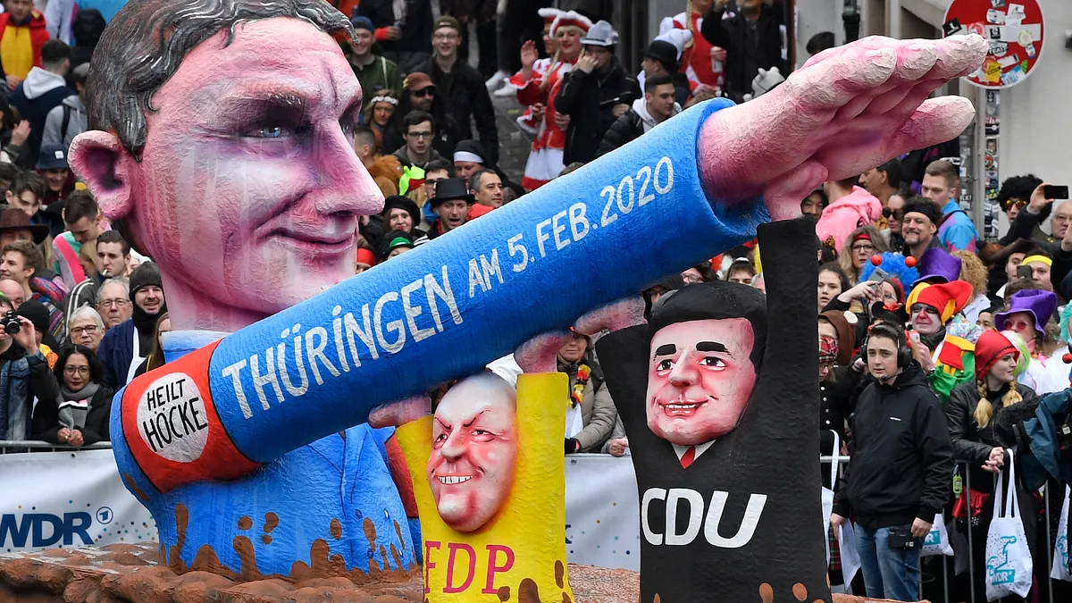 2020年2月24日,德國杜塞爾多夫,花車上的德國另類選擇黨(AfD)最激進的政治人物霍克(Bjoern Hoecke)在圖林根選舉中被基民盟(CDU)和自民黨(FDP)舉起手臂。(美聯社) 2020年2月24日,德國杜塞爾多夫,花車上的德國另類選擇黨(AfD)最激進的政治人物霍克(Bjoern Hoecke)在圖林根選舉中被基民盟(CDU)和自民黨(FDP)舉起手臂。(美聯社)