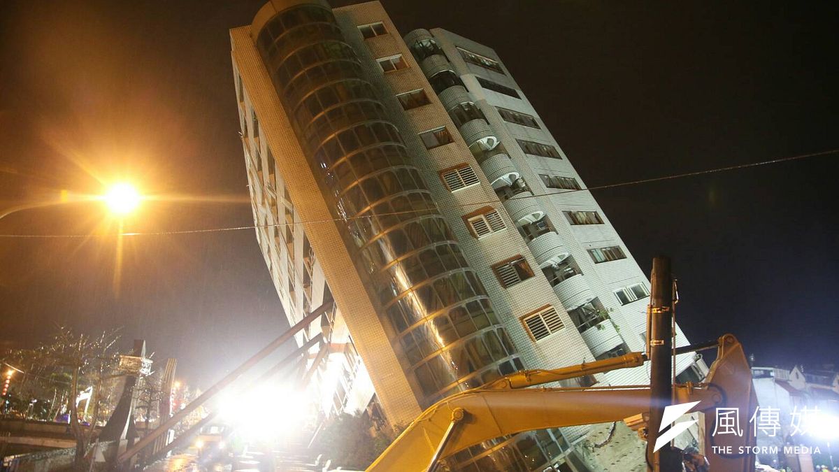 花蓮地震中災情嚴重的雲門翠堤大樓,救難人員把握黃金時間,連夜在低溫、大雨、餘震中搶救。(陳明仁攝) 花蓮地震中災情嚴重的雲門翠堤大樓,救難人員把握黃金時間,連夜在低溫、大雨、餘震中搶救。(陳明仁攝)