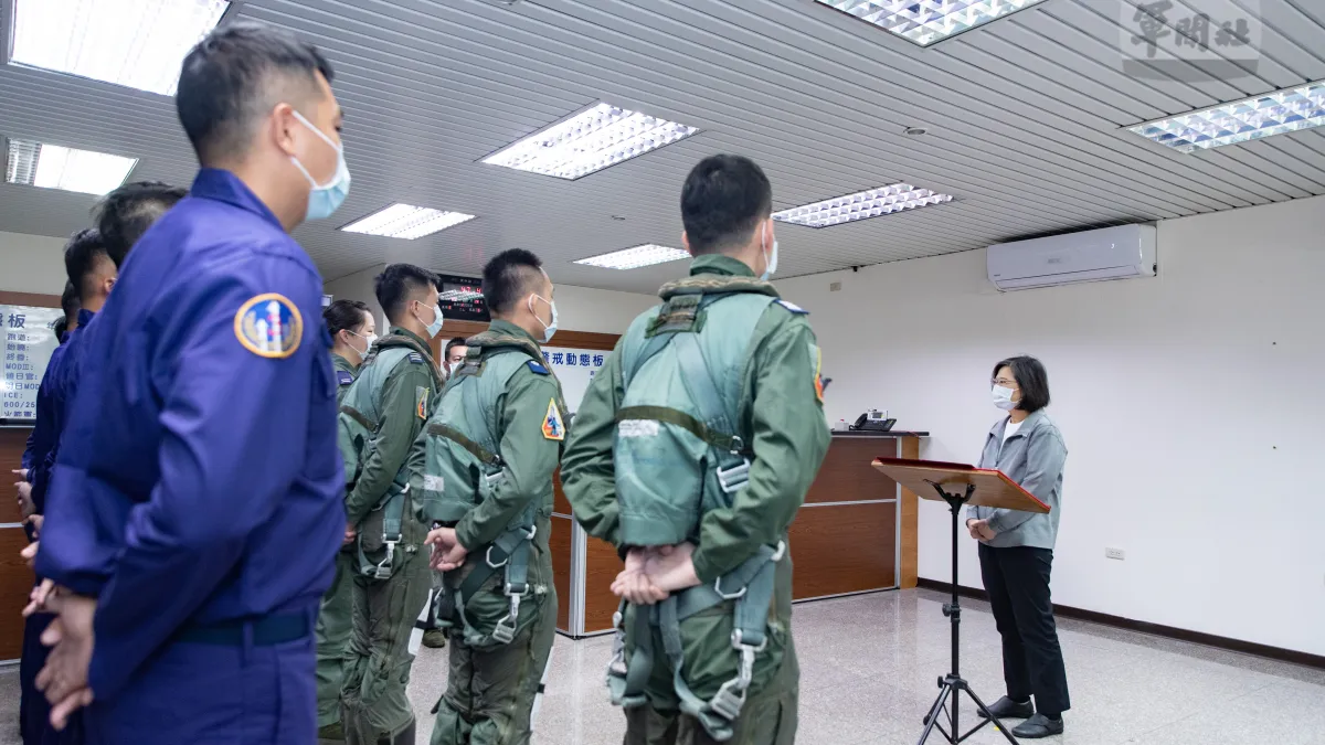 共軍動作頻頻,總統蔡英文14日視導空軍第3戰術戰鬥機聯隊,並進行慰勉。(軍聞社提供)