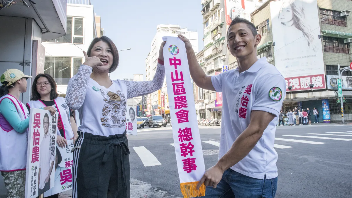 民進黨台北市第3選區立委參選人吳怡農(右)17日找來三立主播、民進黨不分區立委人選林楚茵(左)陪同掃街。(吳怡農競選辦公室提供)
