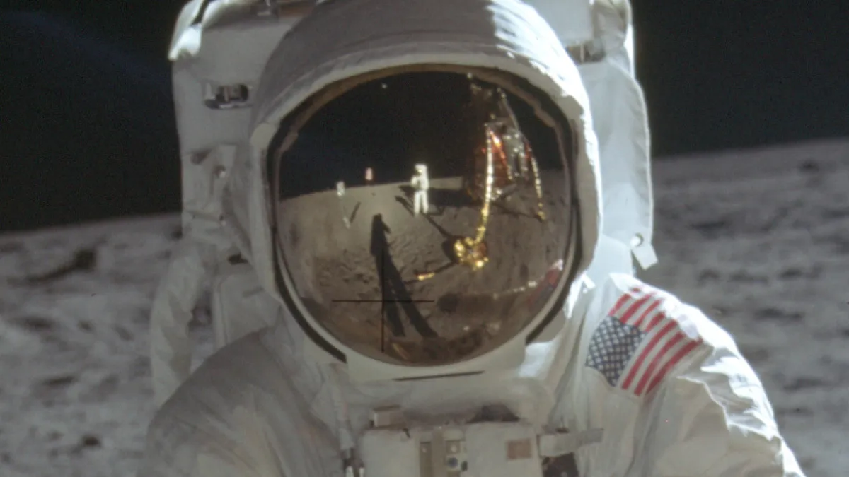 1969年7月20日,阿波羅11號登月任務,艾德林(Buzz Aldrin)的面罩與阿姆斯壯(Neil Armstrong)的身影(AP)