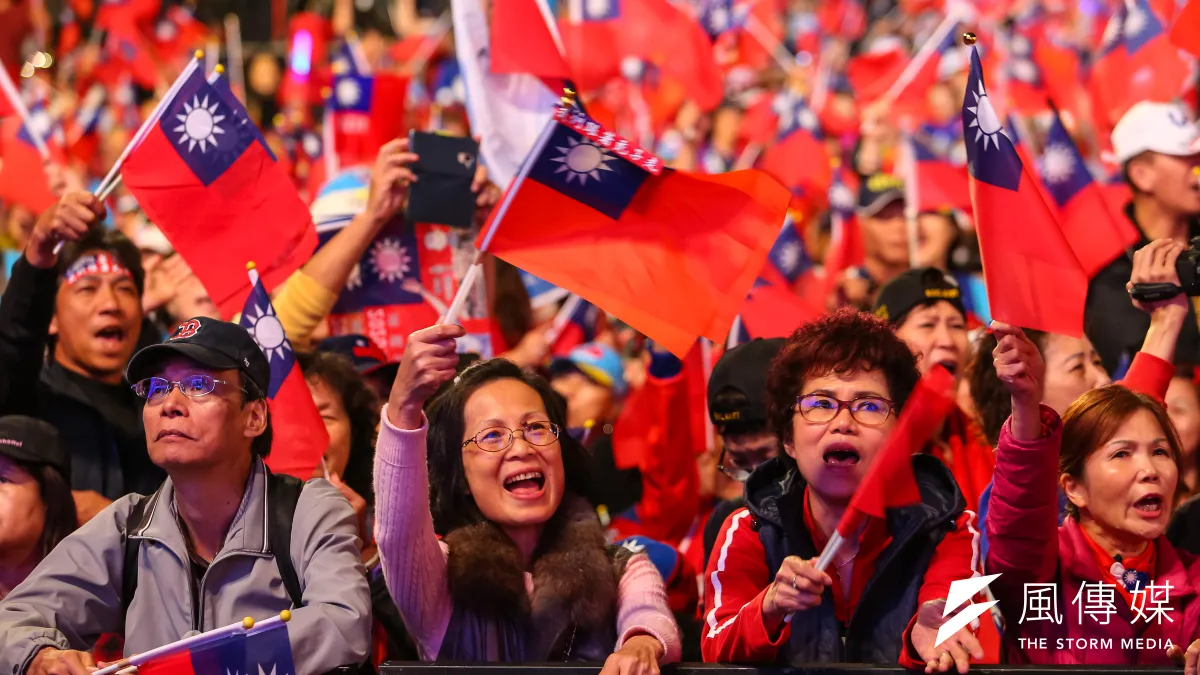 國民黨總統候選人韓國瑜的支持者分佈年齡層較高,傳出不少家長與孩子投票意見相左的情形。圖為韓國瑜支持群眾。(資料照,顏麟宇攝)