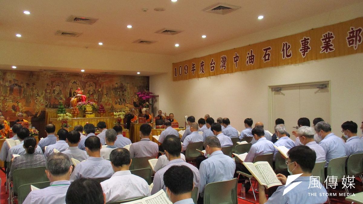 中油昨日由佛光山副住持慧倫法師主法並帶領13位法師超薦祈福。(圖/徐炳文攝) 中油昨日由佛光山副住持慧倫法師主法並帶領13位法師超薦祈福。(圖/徐炳文攝)