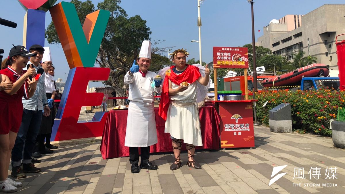 高雄市觀光局長潘恒旭(右)化身邱比特,領軍一起永浴愛河,用快樂熱情的氣氛,向情人們大聲告白一生一世的愛。(圖/徐炳文攝) 高雄市觀光局長潘恒旭(右)化身邱比特,領軍一起永浴愛河,用快樂熱情的氣氛,向情人們大聲告白一生一世的愛。(圖/徐炳文攝)