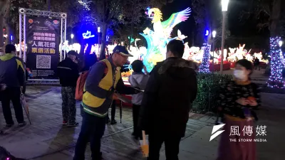 台灣燈會競賽燈區志工除了提供專業導覽之外,還協助提供多想諮詢服務。(圖/台中市府教育局)