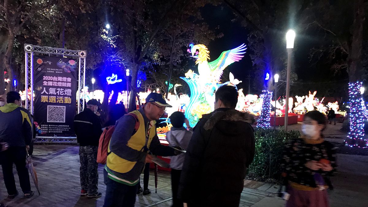 台灣燈會競賽燈區志工除了提供專業導覽之外,還協助提供多想諮詢服務。(圖/台中市府教育局) 台灣燈會競賽燈區志工除了提供專業導覽之外,還協助提供多想諮詢服務。(圖/台中市府教育局)