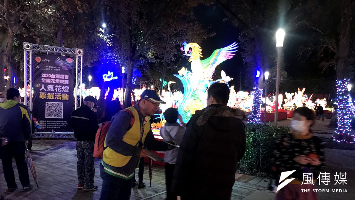 台灣燈會競賽燈區志工除了提供專業導覽之外,還協助提供多想諮詢服務。(圖/台中市府教育局) 台灣燈會競賽燈區志工除了提供專業導覽之外,還協助提供多想諮詢服務。(圖/台中市府教育局)