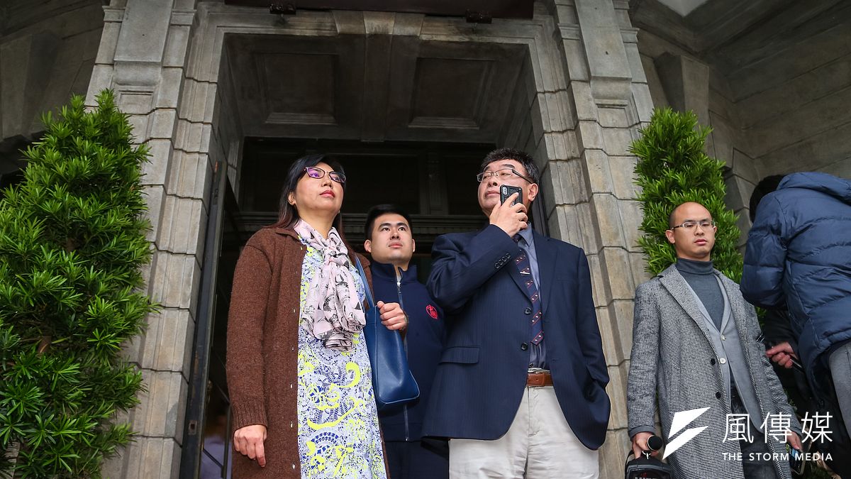 新黨不分區立委被提名人邱毅(右二)、陳麗玲(左一)、王炳忠(左二)5日至監察院遞狀要求彈劾法務部長蔡清祥及中監典獄長邱鴻基。(顏麟宇攝) 新黨不分區立委被提名人邱毅(右二)、陳麗玲(左一)、王炳忠(左二)5日至監察院遞狀要求彈劾法務部長蔡清祥及中監典獄長邱鴻基。(顏麟宇攝)