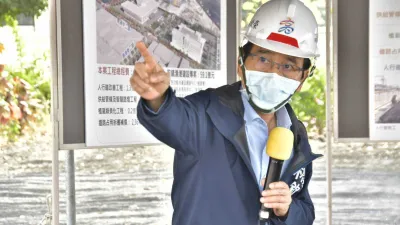 副市長林欽榮今日視察施工情形,除了解各標案施工面執行狀況,並提醒工務局及施工團隊防疫措施亦不可鬆懈。(圖/高市府工務局提供)