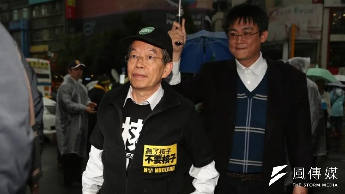 民進黨前主席謝長廷帶著兒子謝維州一同現身北市反核大遊行台大線,強調核四若運轉就不可逆,人民江生活在恐懼下。(余志偉攝)