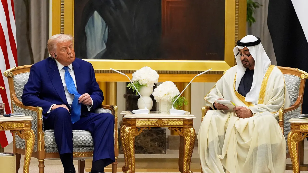 2025年5月15日,美國總統川普與阿聯酋總統穆罕默德舉行會談。(美聯社) 2025年5月15日,美國總統川普與阿聯酋總統穆罕默德舉行會談。(美聯社)