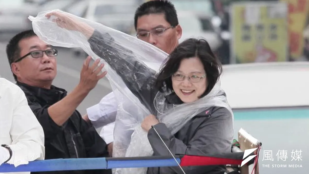 柯文哲超越藍綠,蔡英文得超越民進黨。(圖為蔡英文在中台灣掃街拜票/蕭德洪攝)
