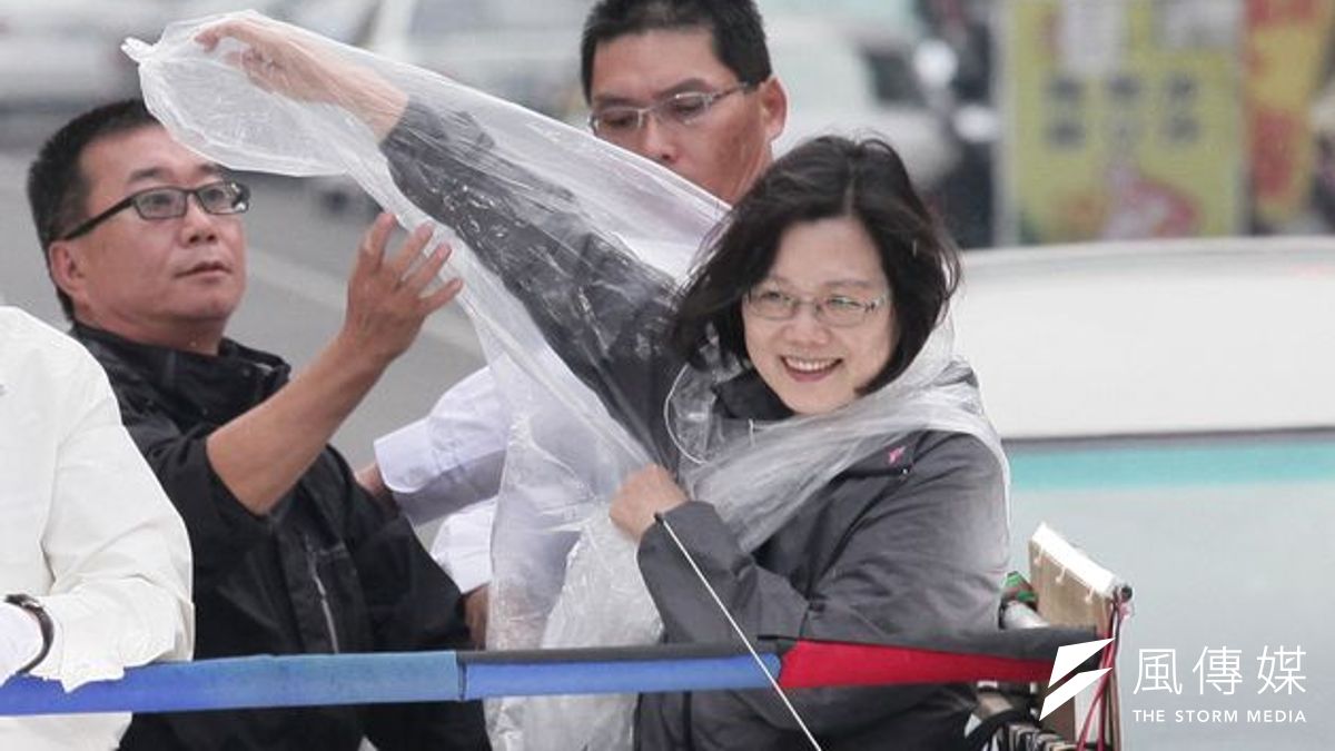 柯文哲超越藍綠,蔡英文得超越民進黨。(圖為蔡英文在中台灣掃街拜票/蕭德洪攝) 柯文哲超越藍綠,蔡英文得超越民進黨。(圖為蔡英文在中台灣掃街拜票/蕭德洪攝)