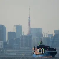 「技術・人文知識・国際業務」の派遣就労において、3月9日より単純労働防止を目的に派遣元・派遣先双方の誓約書提出が必須となり、虚偽申告には今後の申請不許可を含む厳格な罰則規定が適用される。(写真/AP通信社提供) 「技術・人文知識・国際業務」の派遣就労において、3月9日より単純労働防止を目的に派遣元・派遣先双方の誓約書提出が必須となり、虚偽申告には今後の申請不許可を含む厳格な罰則規定が適用される。(写真/AP通信社提供)