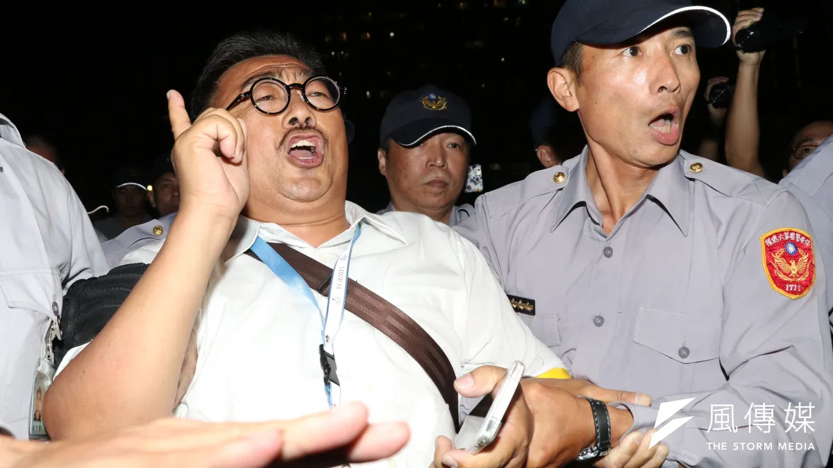 反同志婚姻團體17日在立院外集會,一度有群眾跑進議場,遭警方攔阻架離。(蘇仲泓攝)