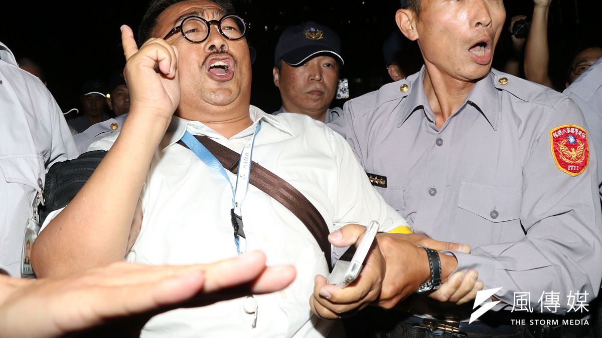 反同志婚姻團體17日在立院外集會,一度有群眾跑進議場,遭警方攔阻架離。(蘇仲泓攝) 反同志婚姻團體17日在立院外集會,一度有群眾跑進議場,遭警方攔阻架離。(蘇仲泓攝)