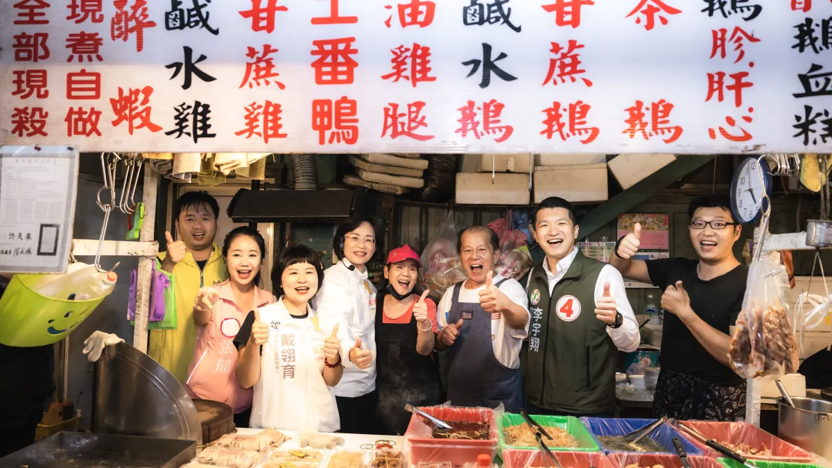 新北市長候選人蘇巧慧攜手市議員李宇翔、議員候選人戴翎育,深入林口黃昏市場及福德黃昏市場掃街拜票,爭取地方支持。(圖/蘇巧慧競總提供)