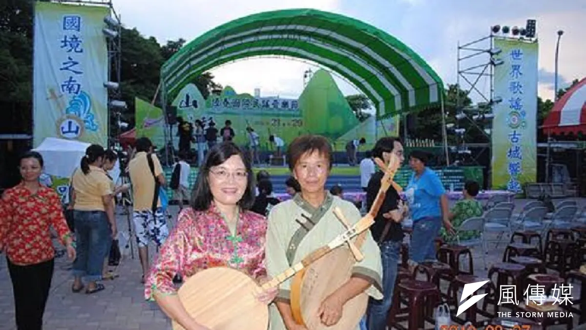 和小朋友一起在海邊,陸蟹棲地,唱保護陸蟹的民謠。(楊美雲提供)