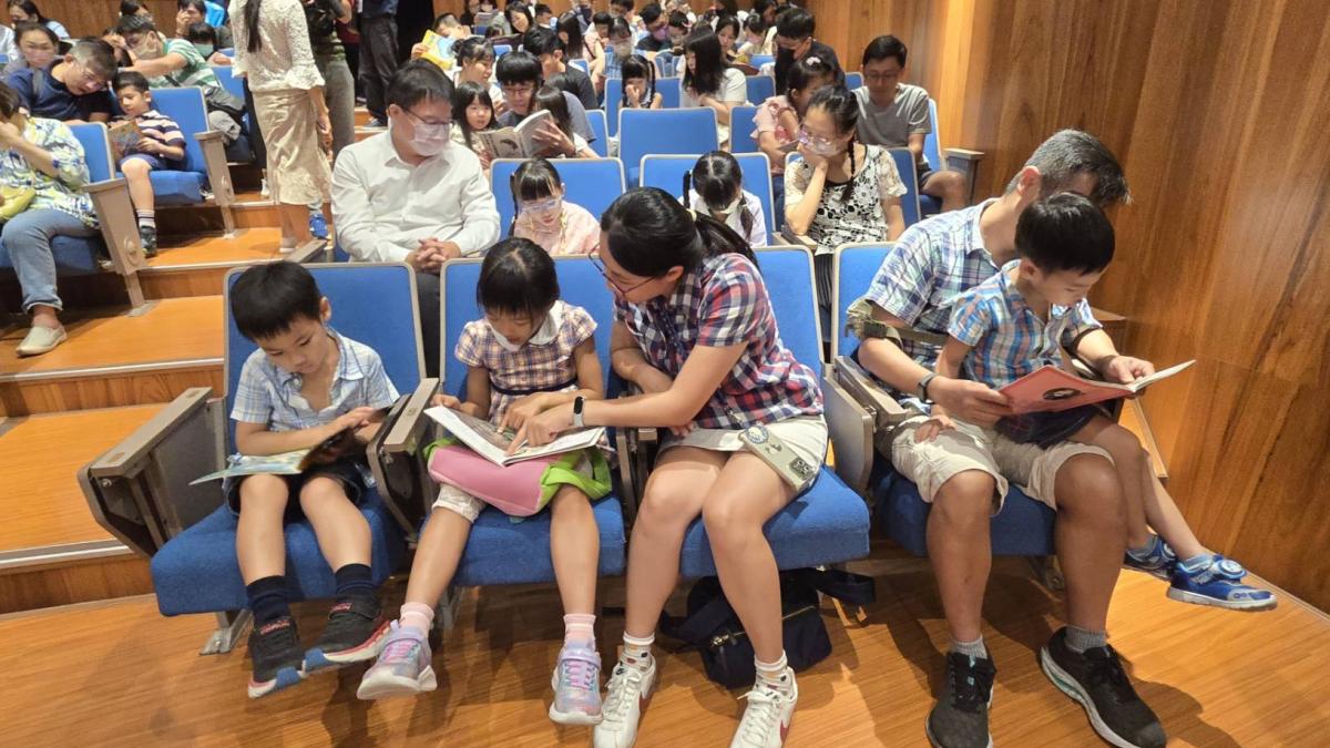 百位親子並肩朗讀成語故事 「成語不只是四個字」新書暖進人心