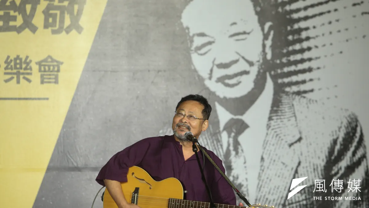「向黃信介先生致敬-紀念黃信介90誕辰音樂會」宣傳記者會,音樂人陳明章彈唱歌聲追懷。(陳明仁攝)