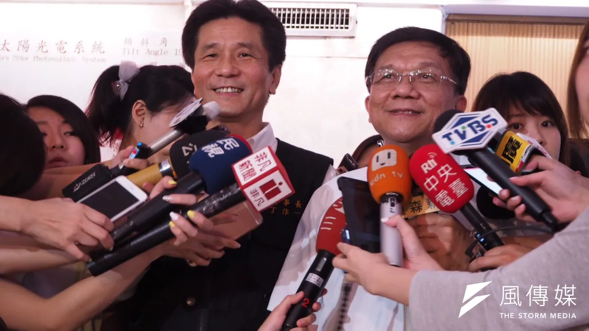 經濟部長李世光(右)30日與台電工會理事長丁作一(左)會面,說明《電業法》修法進度,丁作一會後表示,對協商結果相當滿意,暫不考慮罷工。(尹俞歡攝)