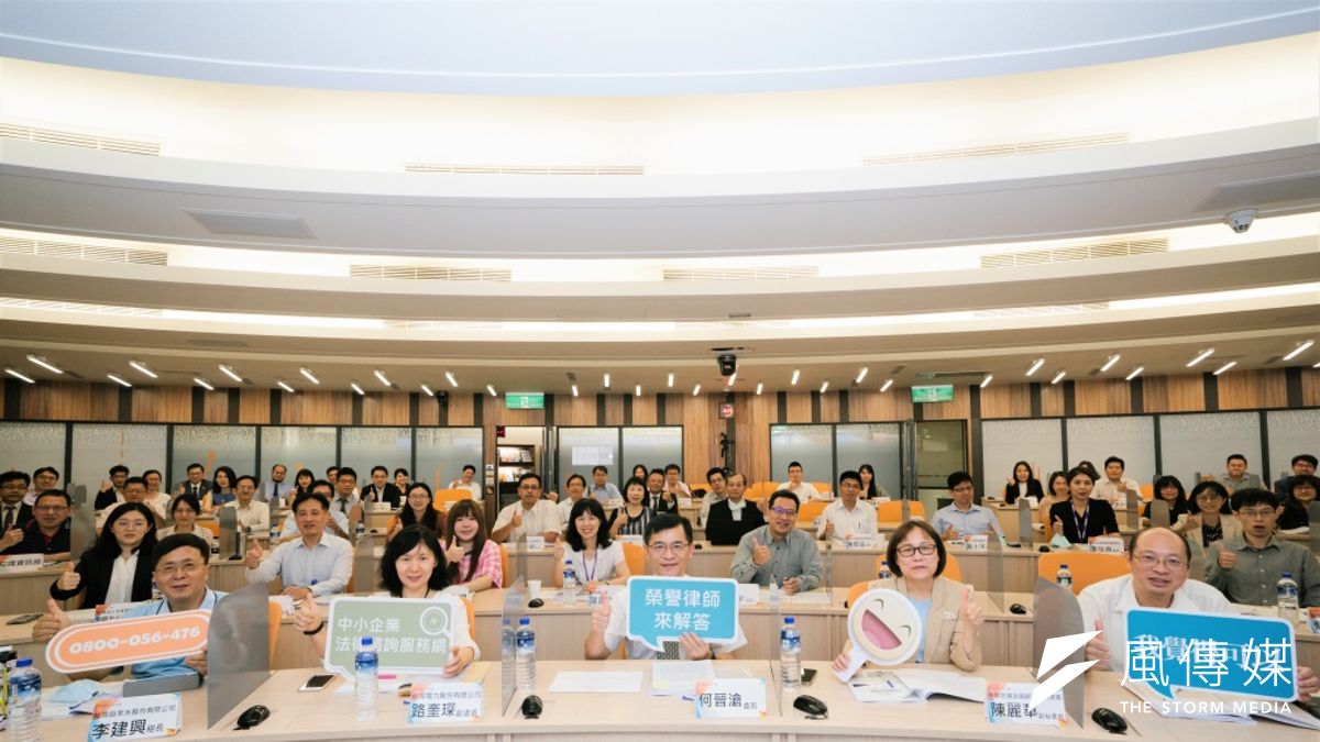 經濟部中小企業處何晉滄處長與中小企業榮譽律師群合影。(圖/新創總會) 經濟部中小企業處何晉滄處長與中小企業榮譽律師群合影。(圖/新創總會)