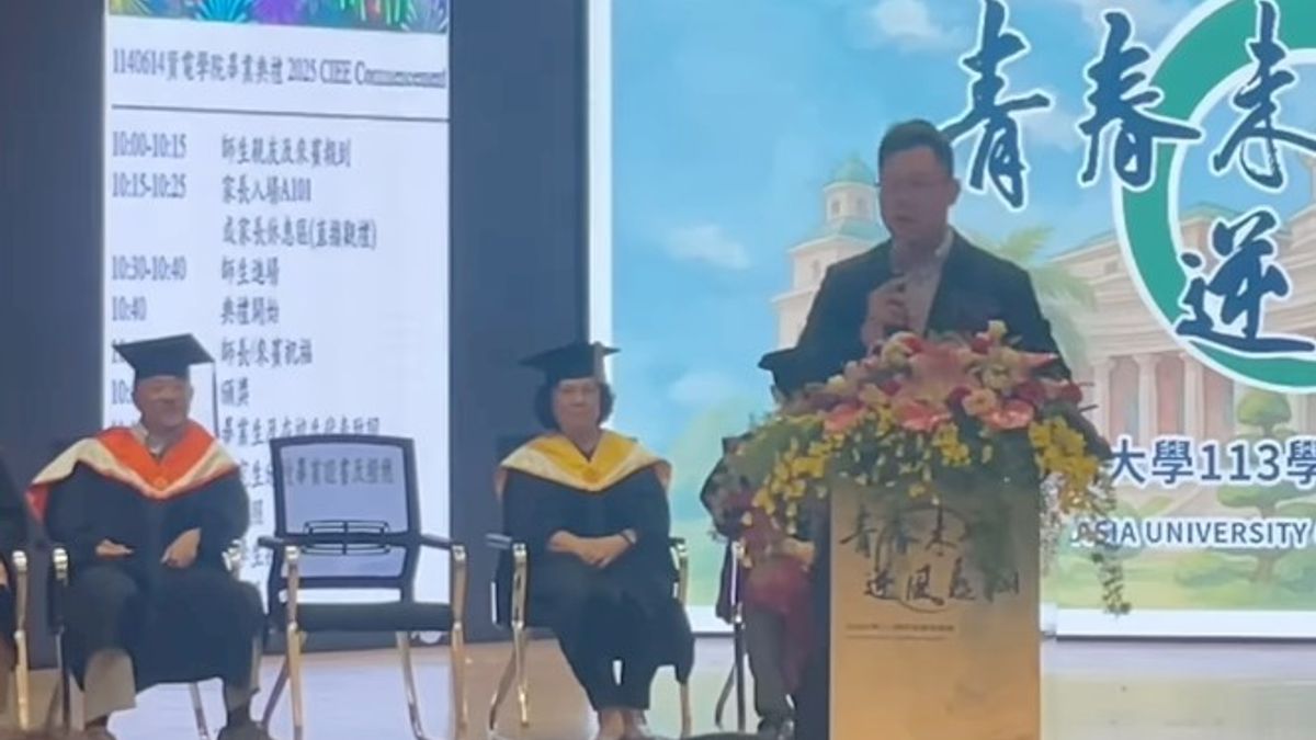 中市數位局長林谷隆日前受邀出席亞洲大學資訊電機學院畢業典禮,致詞引用短影音流行歌曲《大展鴻圖》歌詞作為祝福。(圖/翻攝亞洲大學YT) 中市數位局長林谷隆日前受邀出席亞洲大學資訊電機學院畢業典禮,致詞引用短影音流行歌曲《大展鴻圖》歌詞作為祝福。(圖/翻攝亞洲大學YT)