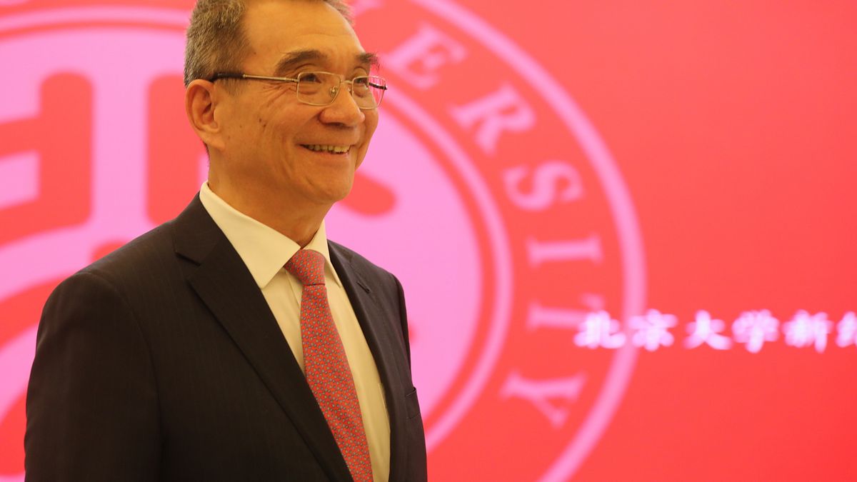 為什麼科學革命沒有發生在中國?林毅夫(見圖)認為,有好奇心的人因為科舉制度,沒有積極性去學習數學與可控制實驗,從而導致在數學與可控制實驗上的人力資本投資不足,科學革命就無法產生。(取自北京大學新結構經濟學研究院官網) 為什麼科學革命沒有發生在中國?林毅夫(見圖)認為,有好奇心的人因為科舉制度,沒有積極性去學習數學與可控制實驗,從而導致在數學與可控制實驗上的人力資本投資不足,科學革命就無法產生。(取自北京大學新結構經濟學研究院官網)