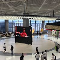 TYOが展開する「Another Side of Japan」が、成田国際空港内の大型サイネージで9月22日より放映を開始し、“日本の玄関口”から訪日客へ全国各地の魅力を発信している。(写真/株式会社TYO提供) TYOが展開する「Another Side of Japan」が、成田国際空港内の大型サイネージで9月22日より放映を開始し、“日本の玄関口”から訪日客へ全国各地の魅力を発信している。(写真/株式会社TYO提供)