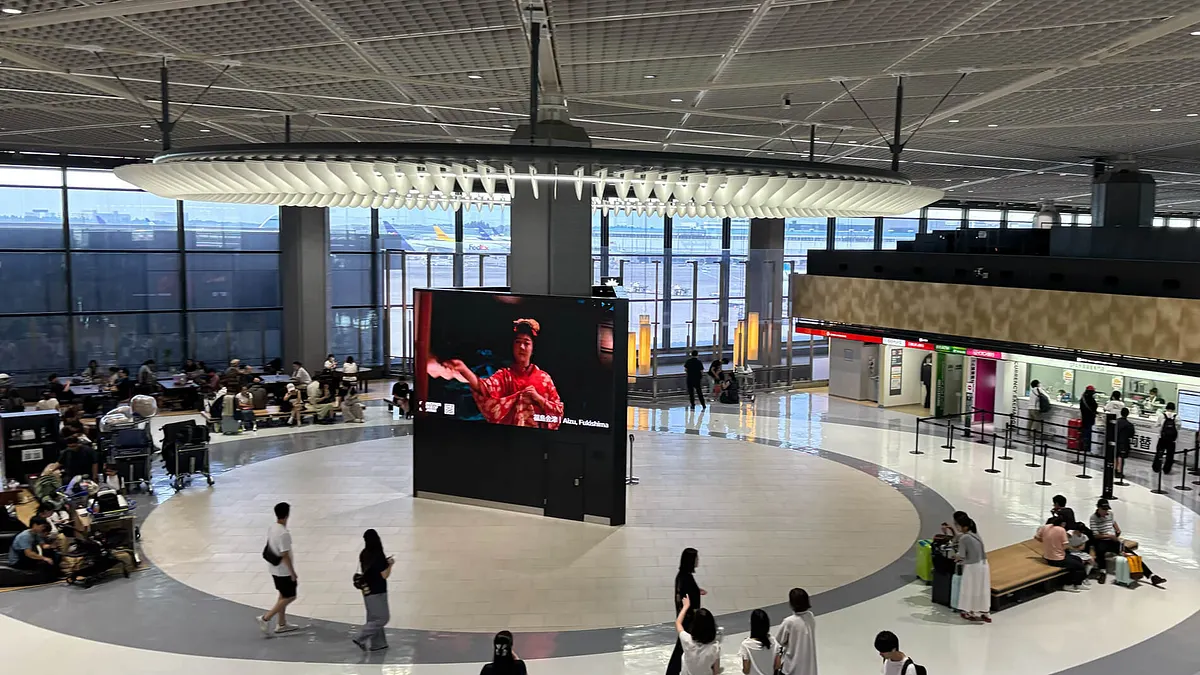 TYOが展開する「Another Side of Japan」が、成田国際空港内の大型サイネージで9月22日より放映を開始し、“日本の玄関口”から訪日客へ全国各地の魅力を発信している。(写真/株式会社TYO提供) TYOが展開する「Another Side of Japan」が、成田国際空港内の大型サイネージで9月22日より放映を開始し、“日本の玄関口”から訪日客へ全国各地の魅力を発信している。(写真/株式会社TYO提供)