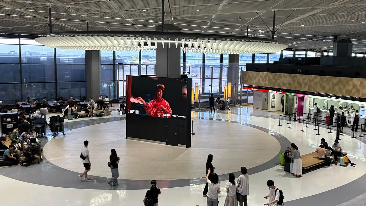 TYOが展開する「Another Side of Japan」が、成田国際空港内の大型サイネージで9月22日より放映を開始し、“日本の玄関口”から訪日客へ全国各地の魅力を発信している。(写真/株式会社TYO提供)