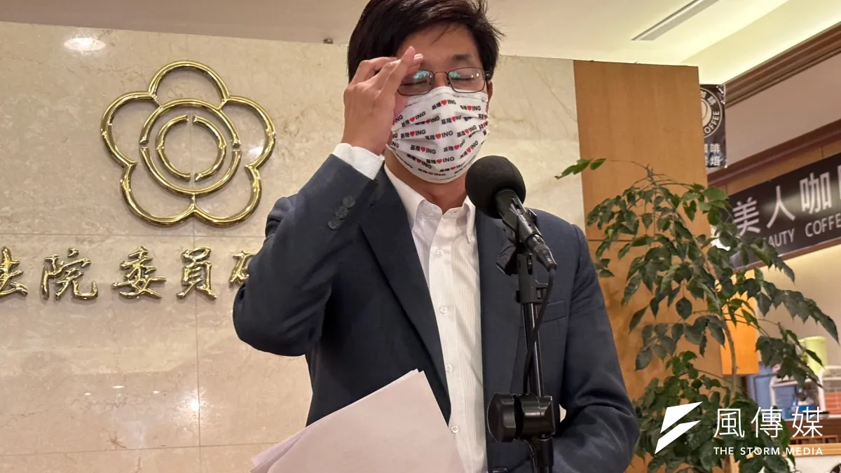 前立委黃國昌指控民進黨基隆市長參選人蔡適應施壓國防部標售國土。(蔡宜彣攝)