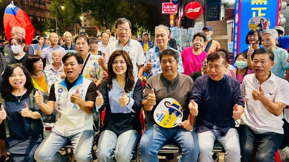 國民黨主席鄭麗文(左三)南下高雄與前立委張顯耀(右二)前往國民黨前、新、苓市議員候選人黃裕庭(左二)競總加油打氣,呼籲支持者集中選票,將熟悉基層民情的戰將送進市議會。(圖/徐炳文攝)