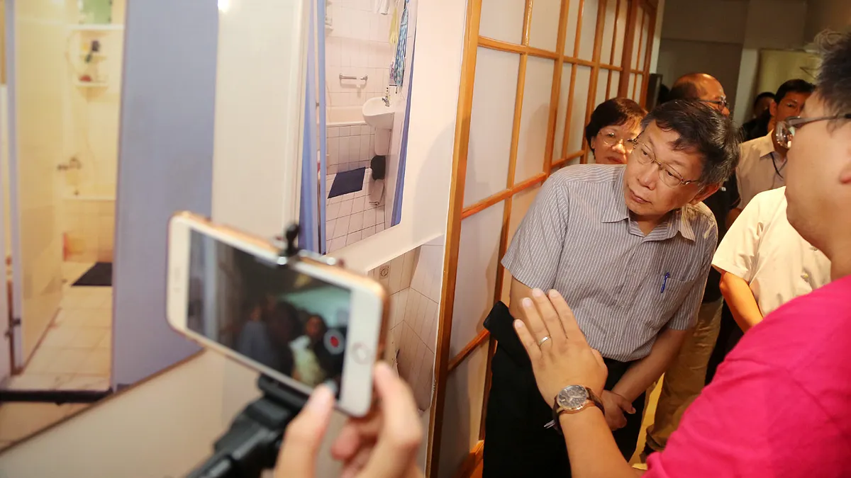 世大運之後,民視追打台北市長柯文哲不歇,作者認為這就是「媒體霸凌」,圖為北市補助低收入戶修繕費,柯文哲視察修繕結果。(台北市政府) 世大運之後,民視追打台北市長柯文哲不歇,作者認為這就是「媒體霸凌」,圖為北市補助低收入戶修繕費,柯文哲視察修繕結果。(台北市政府)