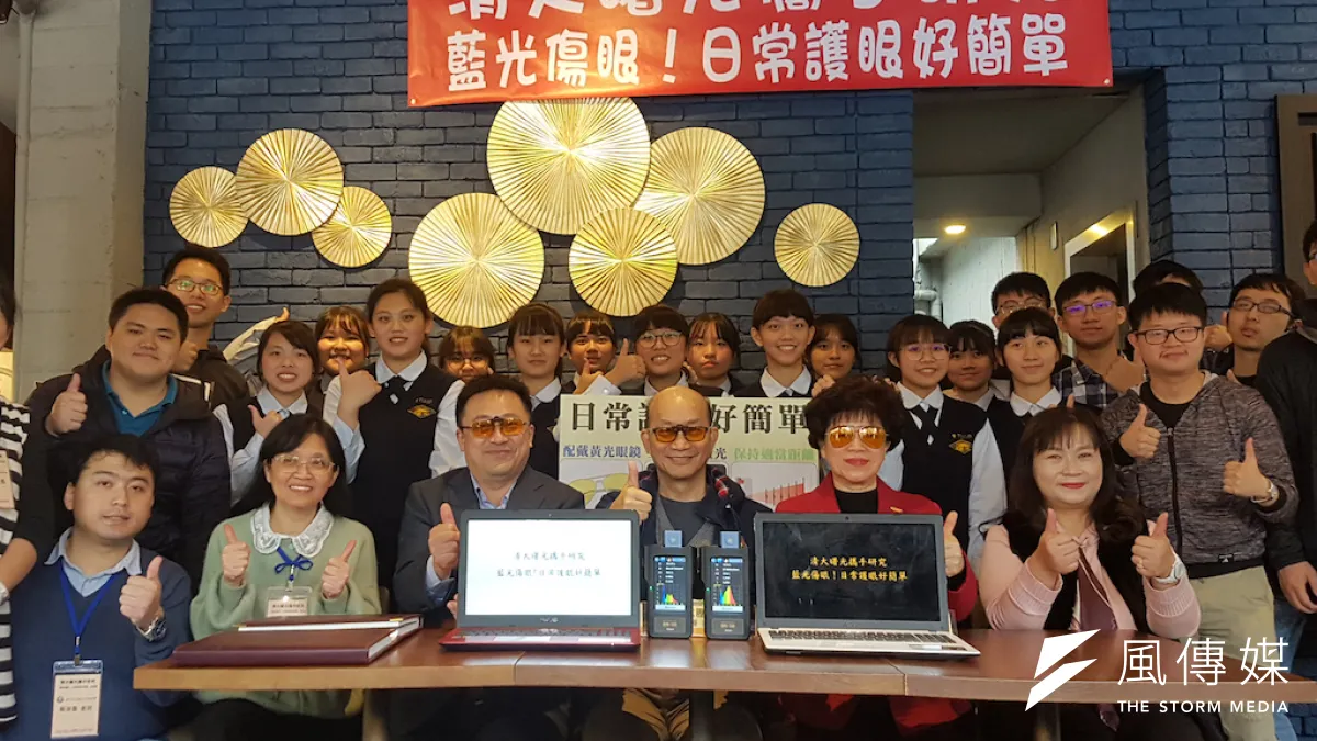 清大OLED照明團隊與曙光女中科學專題研究團隊,揭示電腦螢幕及顯示器對人眼的傷害,並提出護眼之道。(圖/方詠騰攝)