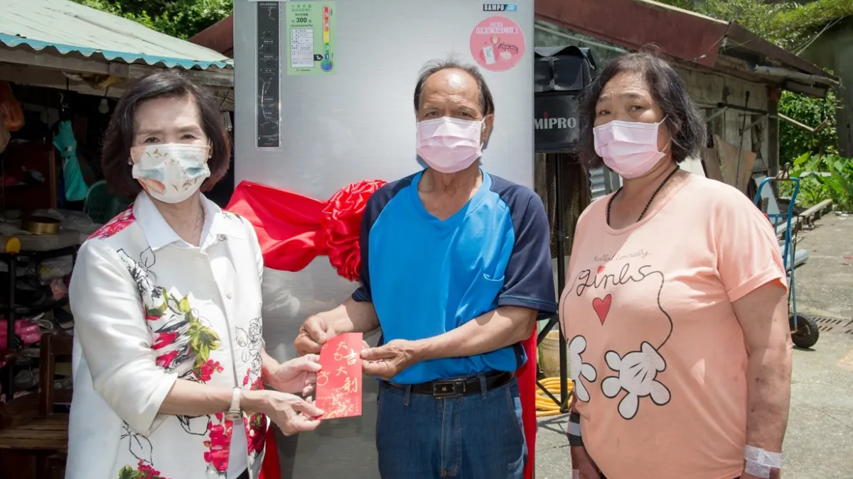 宜蘭縣政府幫助弱勢家庭減輕電費負擔及用電,縣長林姿妙前往視察。(圖/宜蘭縣政府工商旅遊處提供)