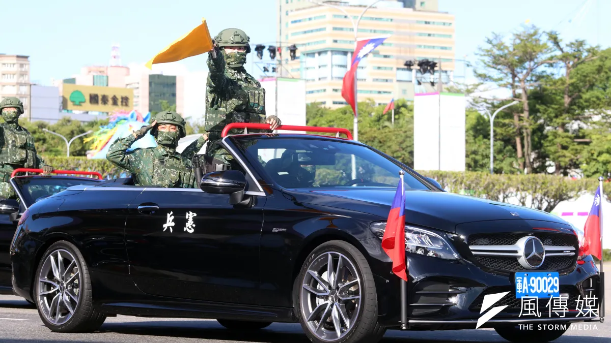 為迎接國慶大典的到來,7日舉行全兵力預演,憲兵快反連以賓士C43敞篷車作為前導車。(蘇仲泓攝)
