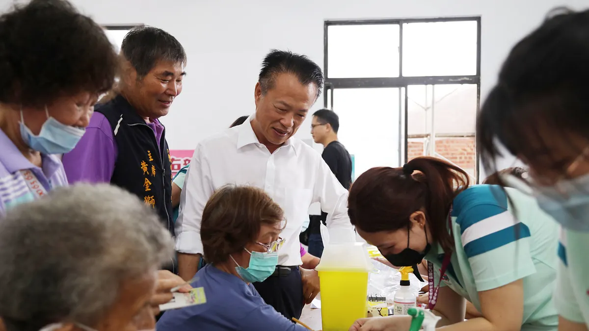 嘉縣流感及新冠疫苗同步開打,縣長翁章梁前往視察。(圖/嘉義縣政府衛生局提供) 嘉縣流感及新冠疫苗同步開打,縣長翁章梁前往視察。(圖/嘉義縣政府衛生局提供)