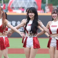 Wei Chuan Dragons cheerleaders, including South Korean member Lee Da-hye (front center) of the "Dragon Beauties" squad, perform an energetic opening show. (CNA) Wei Chuan Dragons cheerleaders, including South Korean member Lee Da-hye (front center) of the "Dragon Beauties" squad, perform an energetic opening show. (CNA)