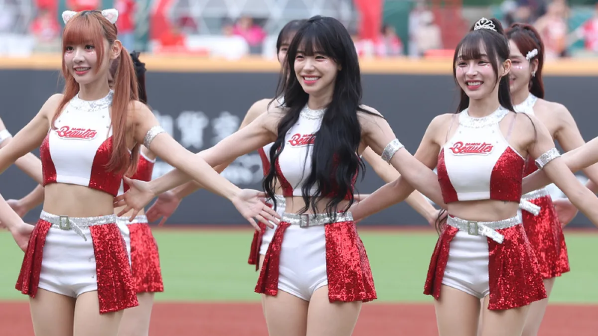 Wei Chuan Dragons cheerleaders, including South Korean member Lee Da-hye (front center) of the "Dragon Beauties" squad, perform an energetic opening show. (CNA)