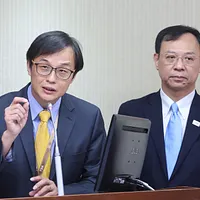 食薬署は福島食品の輸入規制を全面的に解除することを予告した。写真は食薬署長の姜至剛氏(左)と新任の衛福部長石崇良氏(右)。(写真/顏麟宇撮影) 食薬署は福島食品の輸入規制を全面的に解除することを予告した。写真は食薬署長の姜至剛氏(左)と新任の衛福部長石崇良氏(右)。(写真/顏麟宇撮影)