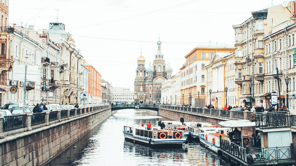 運河畔的基督復活大教堂( Cathedral of the Resurrection of Christ )。我曾經聽見小妹妹稱呼這座繽紛、華麗的建築奇蹟為 「冰淇淋教堂」。 運河畔的基督復活大教堂( Cathedral of the Resurrection of Christ )。我曾經聽見小妹妹稱呼這座繽紛、華麗的建築奇蹟為 「冰淇淋教堂」。