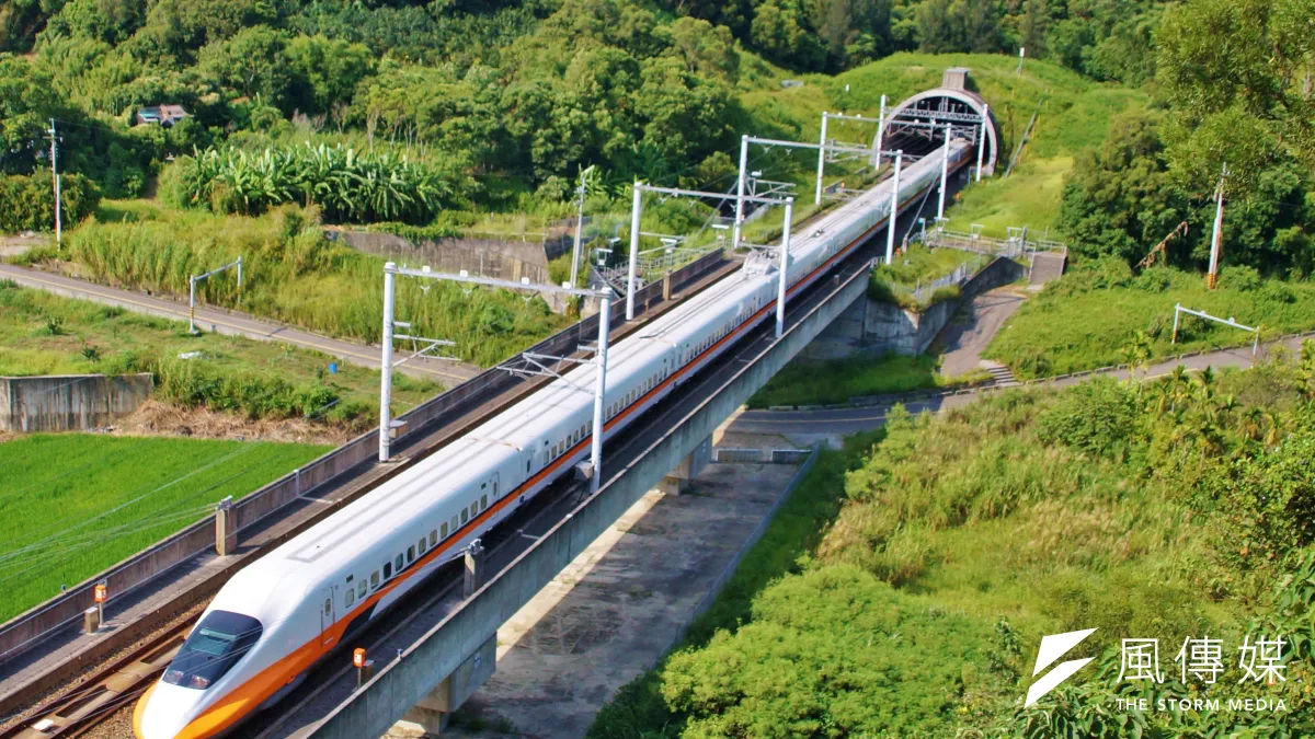 台灣高鐵列車,攝於苗栗路段。(盧逸峰攝)