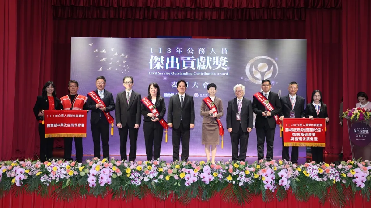 嘉義縣衛生局醫政科長林淑華榮獲113年公務人員傑出貢獻獎。(圖/嘉義縣政府提供)