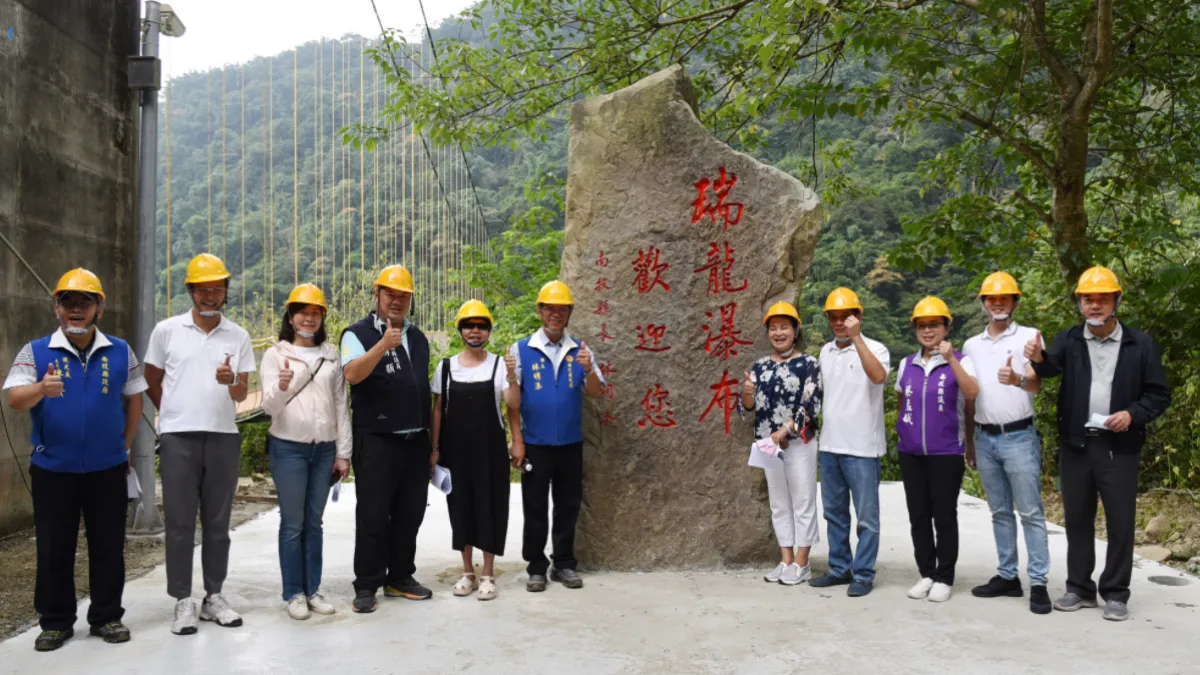 南投縣長林明禎陪同縣議員會勘瑞龍瀑布新建設施。(圖/南投縣政府)